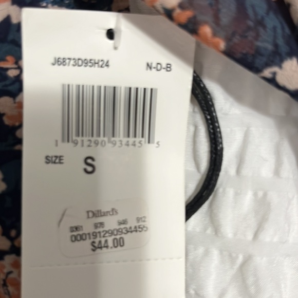 Size S multi colored floral blouse. - Picture 4 of 4